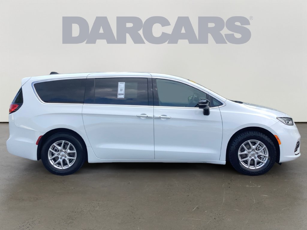 Used 2025 Chrysler Pacifica Select FWD image 3