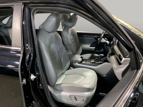 Used 2023 Toyota Highlander XLE AWD/4WD image 9