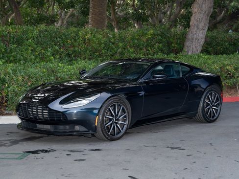 Used 2020 Aston Martin DB11 Coupe image 25