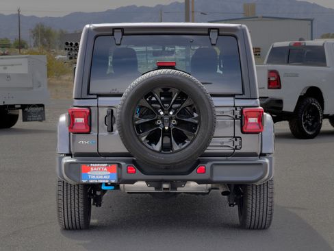 Used 2023 Jeep Wrangler Sahara AWD/4WD image 4