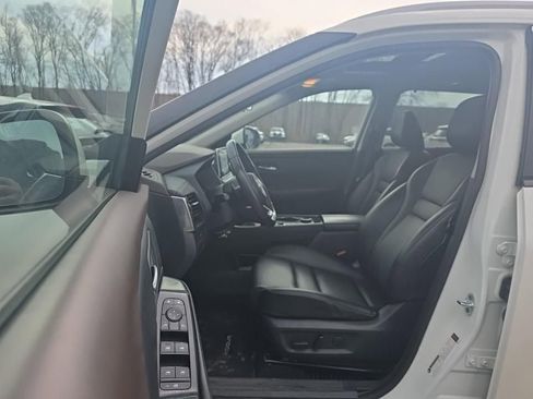 Used 2023 Nissan Rogue SV w/ SV Premium B Package image 5