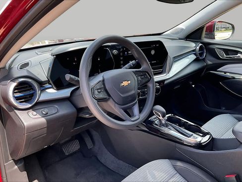 Used 2025 Chevrolet Trax LT FWD image 15