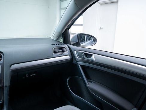 Used 2015 Volkswagen e-Golf Limited Edition FWD image 9
