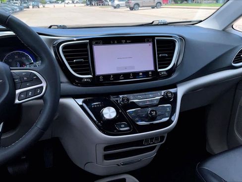 Used 2023 Chrysler Pacifica Touring-L FWD image 7