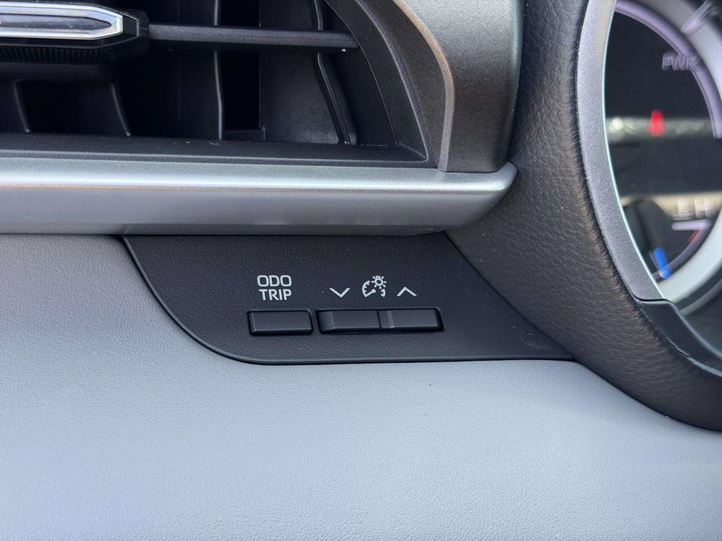 Used 2023 Toyota Highlander XLE AWD/4WD image 23