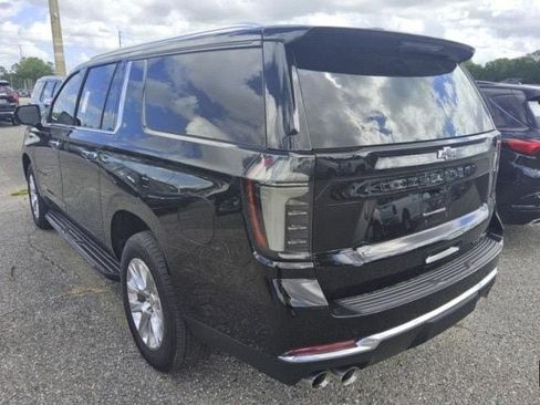 Used 2025 Chevrolet Suburban Premier AWD/4WD image 5