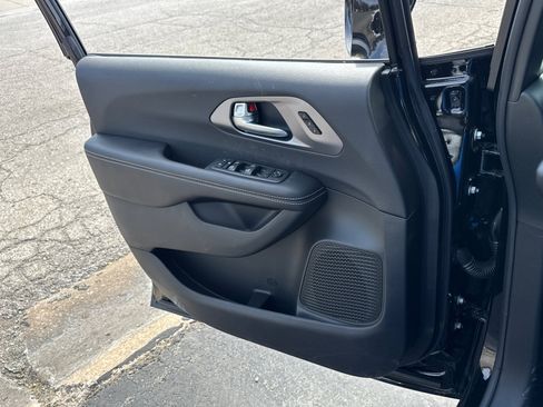 New 2026 Chrysler Pacifica Select image 16