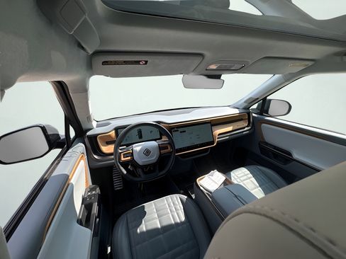 Used 2025 Rivian R1S Premium AWD/4WD image 2