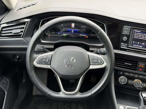 Certified 2023 Volkswagen Jetta SE w/ Panoramic Sunroof Package FWD image 15