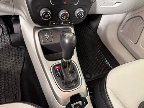 Used 2018 Jeep Compass Latitude w/ Cold Weather Group FWD image 18
