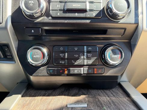 Used 2017 Ford F250 Lariat w/ Lariat Ultimate Package image 31