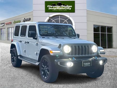 Used 2024 Jeep Wrangler Unlimited Sahara w/ Technology Group image 2