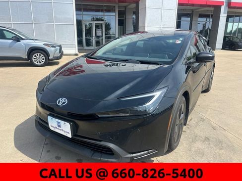Used 2024 Toyota Prius LE FWD image 3