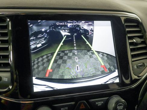 Used 2019 Jeep Grand Cherokee Altitude RWD image 7