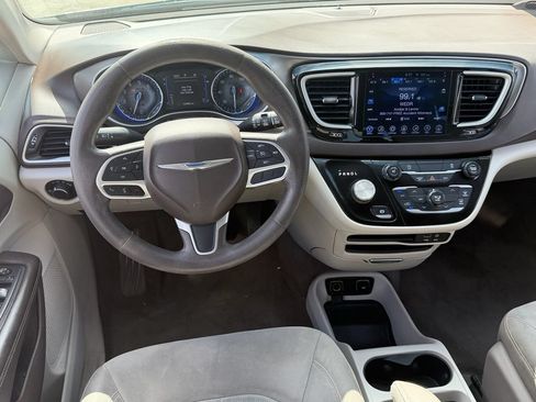 Used 2017 Chrysler Pacifica Touring w/ Tire & Wheel Group FWD image 12