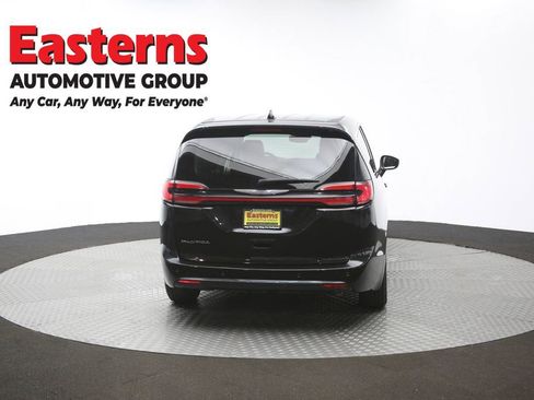 Used 2023 Chrysler Pacifica Touring-L FWD image 40