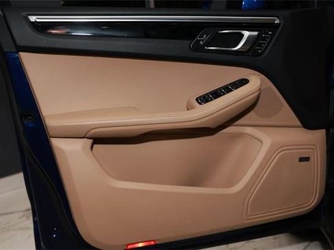 Used 2023 Porsche Macan w/ Premium Package Plus image 38