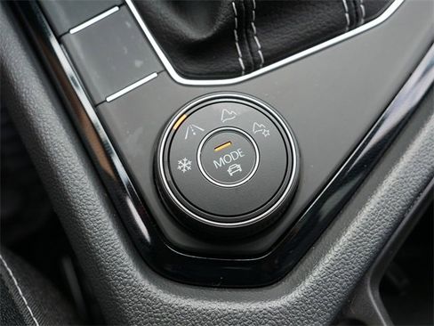 Certified 2025 Volkswagen Taos SE image 33