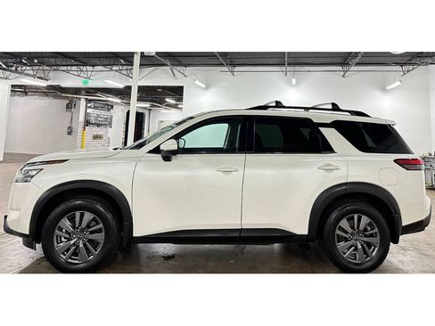 Used 2022 Nissan Pathfinder SV w/ SV Black Package FWD image 8