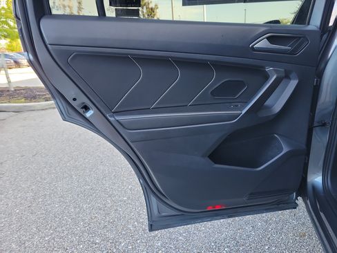 Used 2022 Volkswagen Tiguan SE w/ Panoramic Sunroof Package FWD image 14