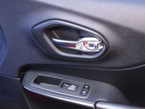 Used 2019 Jeep Cherokee Trailhawk w/ Comfort & Convenience Group image 9