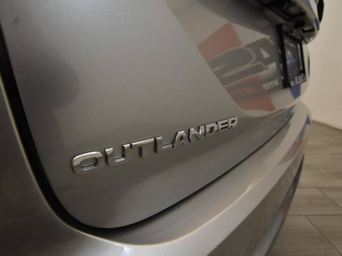 Used 2025 Mitsubishi Outlander SE image 31