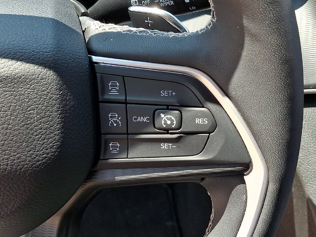 Used 2023 Jeep Grand Cherokee Laredo w/ Luxury Tech Group I AWD/4WD image 21