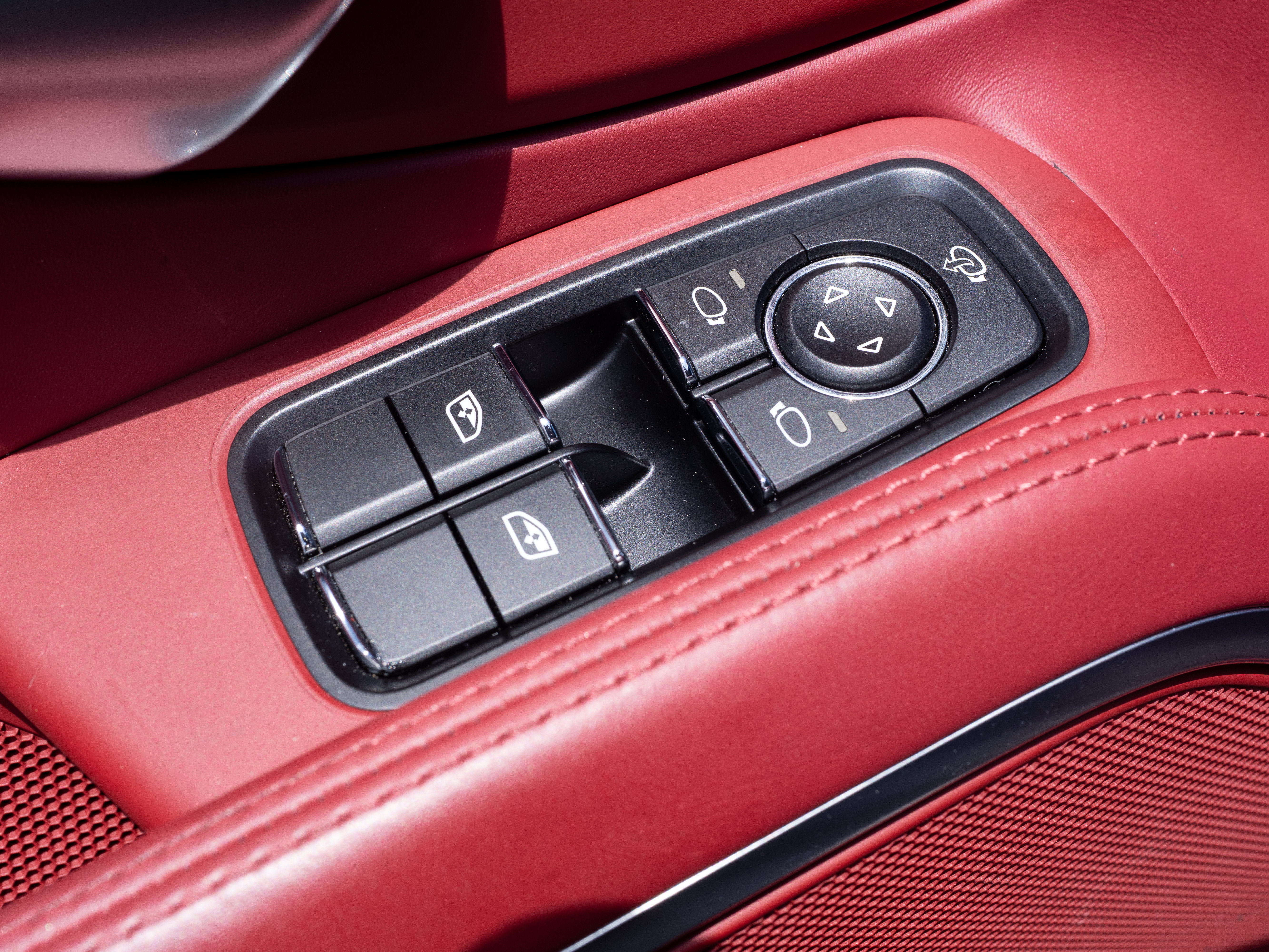 Used 2025 Porsche 718 Cayman RWD image 16