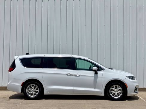 Used 2023 Chrysler Pacifica Touring-L FWD image 7
