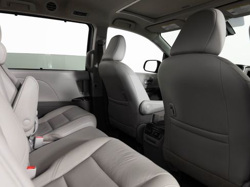 Used 2019 Toyota Sienna XLE FWD image 24