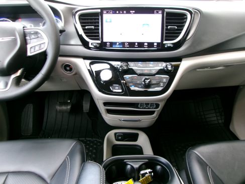Used 2024 Chrysler Pacifica Touring-L FWD image 14