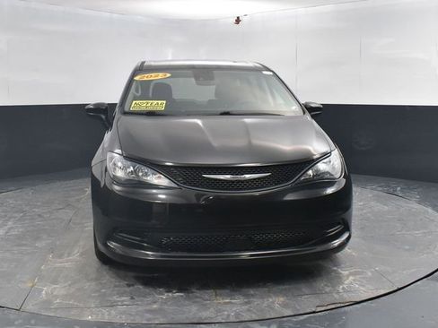 Used 2023 Chrysler Voyager LX image 2