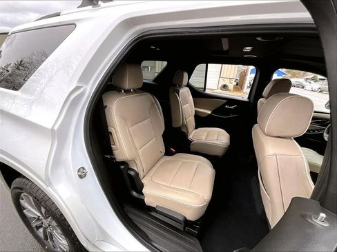 Used 2023 Chevrolet Traverse Premier image 16
