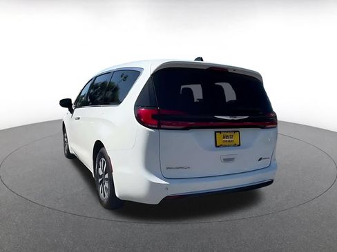 Used 2023 Chrysler Pacifica Touring-L FWD image 9