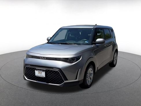 Used 2025 Kia Soul LX w/ LX Technology Package FWD image 7