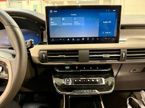 Used 2024 Lincoln Corsair AWD w/ Equipment Group 101A image 4