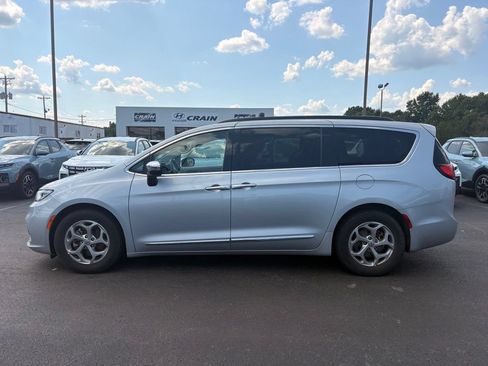 Used 2023 Chrysler Pacifica Limited FWD image 4