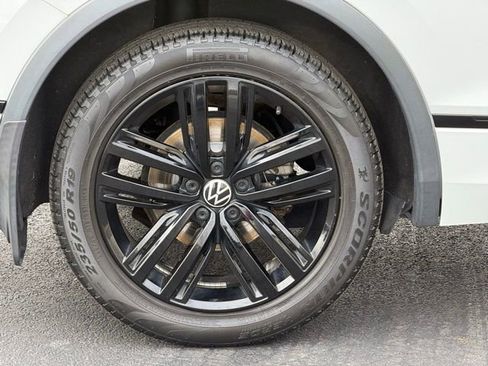 Used 2022 Volkswagen Tiguan SE R-Line image 9