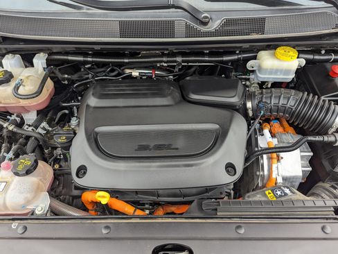 Used 2024 Chrysler Pacifica Select image 33