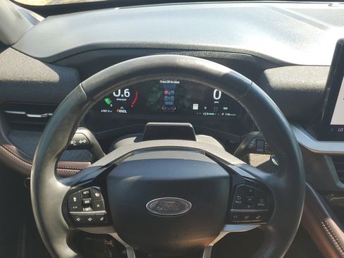 Certified 2025 Ford Explorer Platinum w/ Ultimate Package image 24