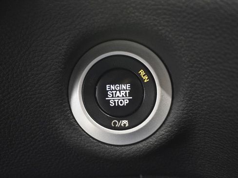 Used 2017 Chrysler Pacifica Limited image 40