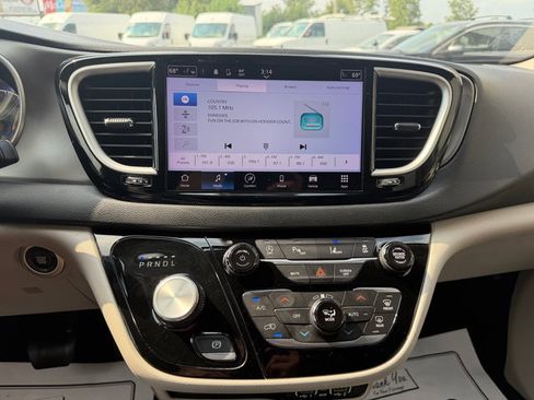Used 2023 Chrysler Pacifica Touring-L FWD image 18