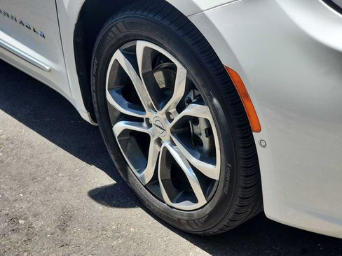 Used 2024 Chrysler Pacifica Pinnacle FWD image 12