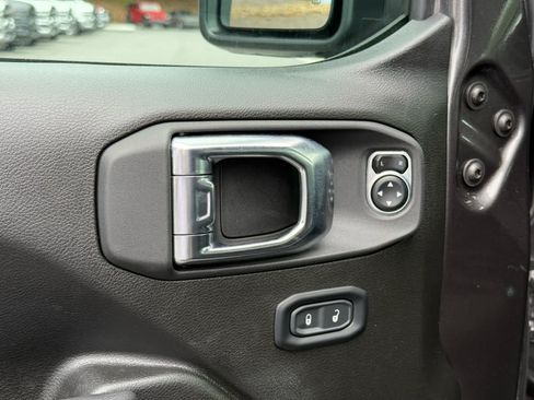 Used 2025 Jeep Gladiator Mojave w/ Convenience Group AWD/4WD image 14