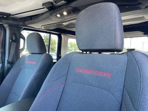 Used 2025 Jeep Wrangler Unlimited Rubicon AWD/4WD image 18