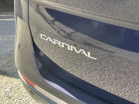 Used 2024 Kia Carnival LX FWD image 9