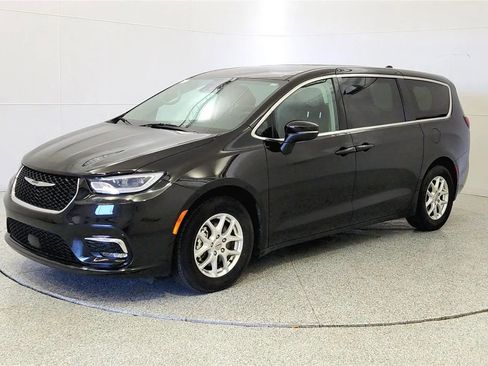 Used 2023 Chrysler Pacifica Touring-L FWD image 3