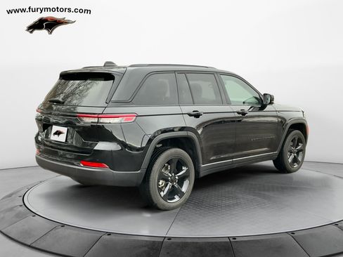 Used 2023 Jeep Grand Cherokee Altitude image 3