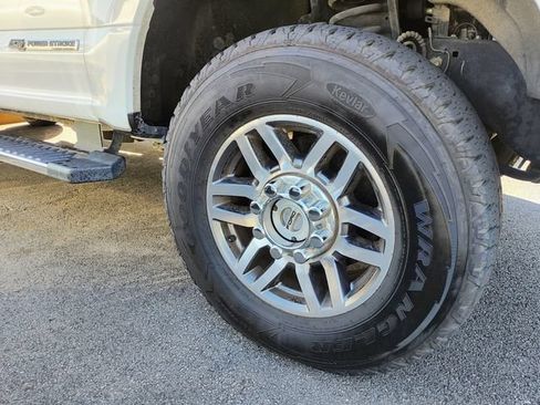 Used 2017 Ford F250 Lariat w/ Lariat Value Package AWD/4WD image 5