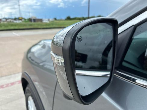 Used 2018 Nissan Rogue SV w/ Premium Package FWD image 10